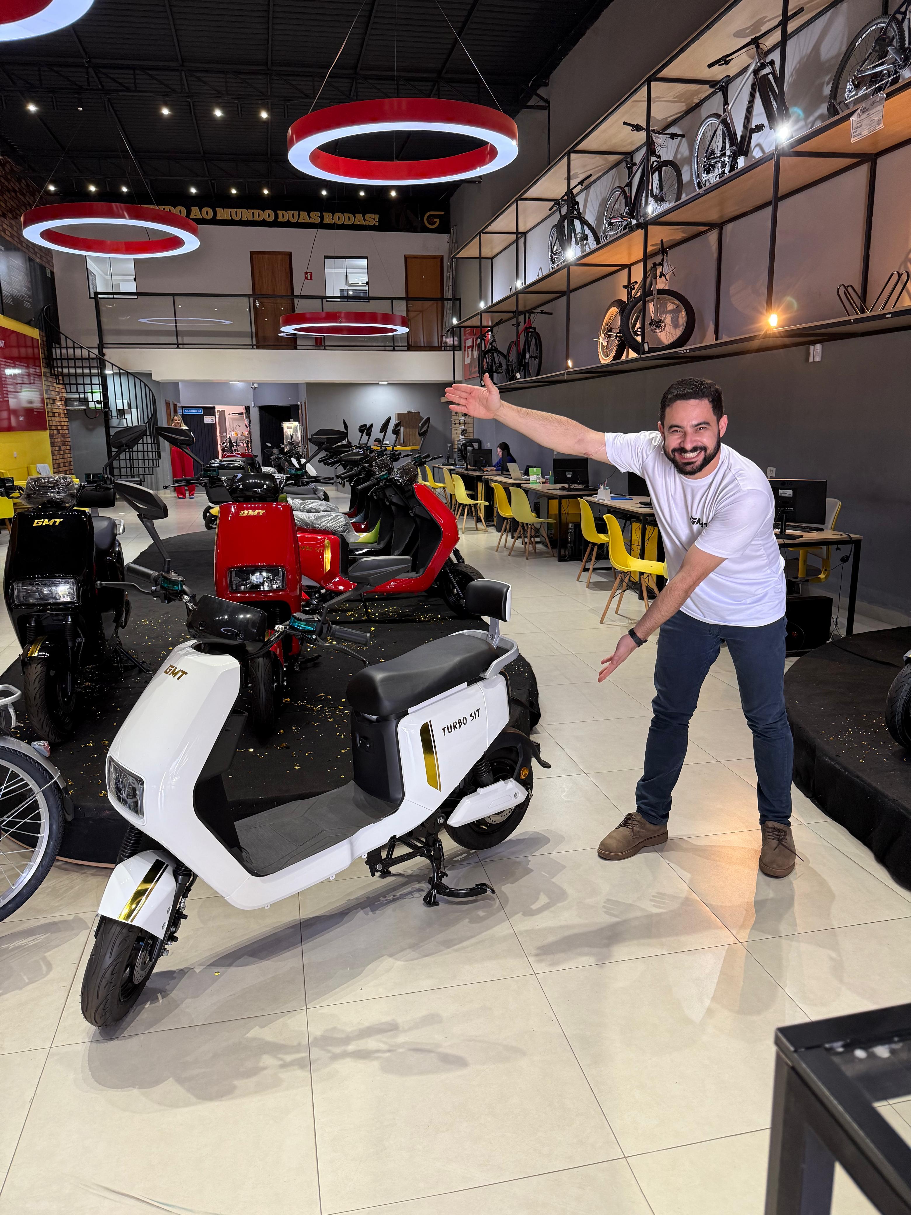 Bruno Gambaratto, CEO da GMT Mobilidade, na loja com bicicleta elétricas